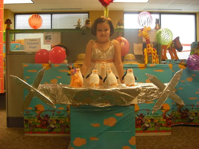 Zoo Hannover Witnesses Surprise Visit: Monkey Swiftly Responds to Newcomer's Arrival