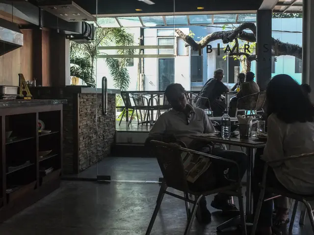 Plans future cafe for new mothers in Ludwigsburg - seeking volunteers to help set up the...